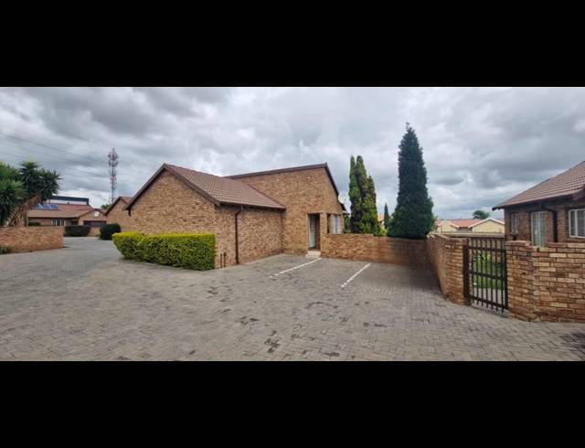 3 BEDROOM TOWNHOUSE FOR SALE IN KOSMOSDAL